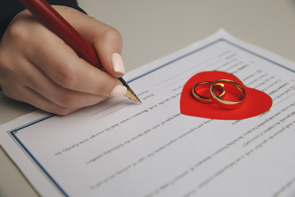 hands,of,wife,,husband,signing,decree,of,divorce,,dissolution,,canceling