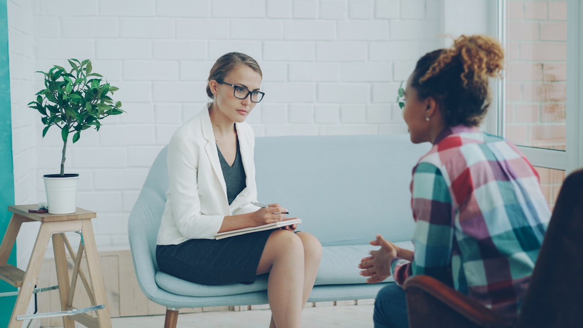 Client and mediator talking during a first mediation session